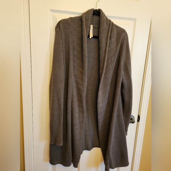 Leo & Nicole Thick Gray Sweater Cardi w/Flattering Knit & Crochet Detailing - Picture 1 of 13